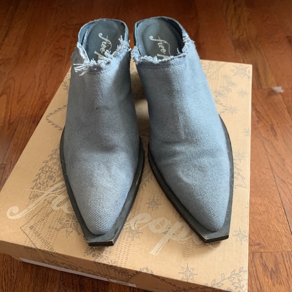 NWOT Free People Cute Blue Mules Size 8 Clogs Slip-on - Picture 3 of 4